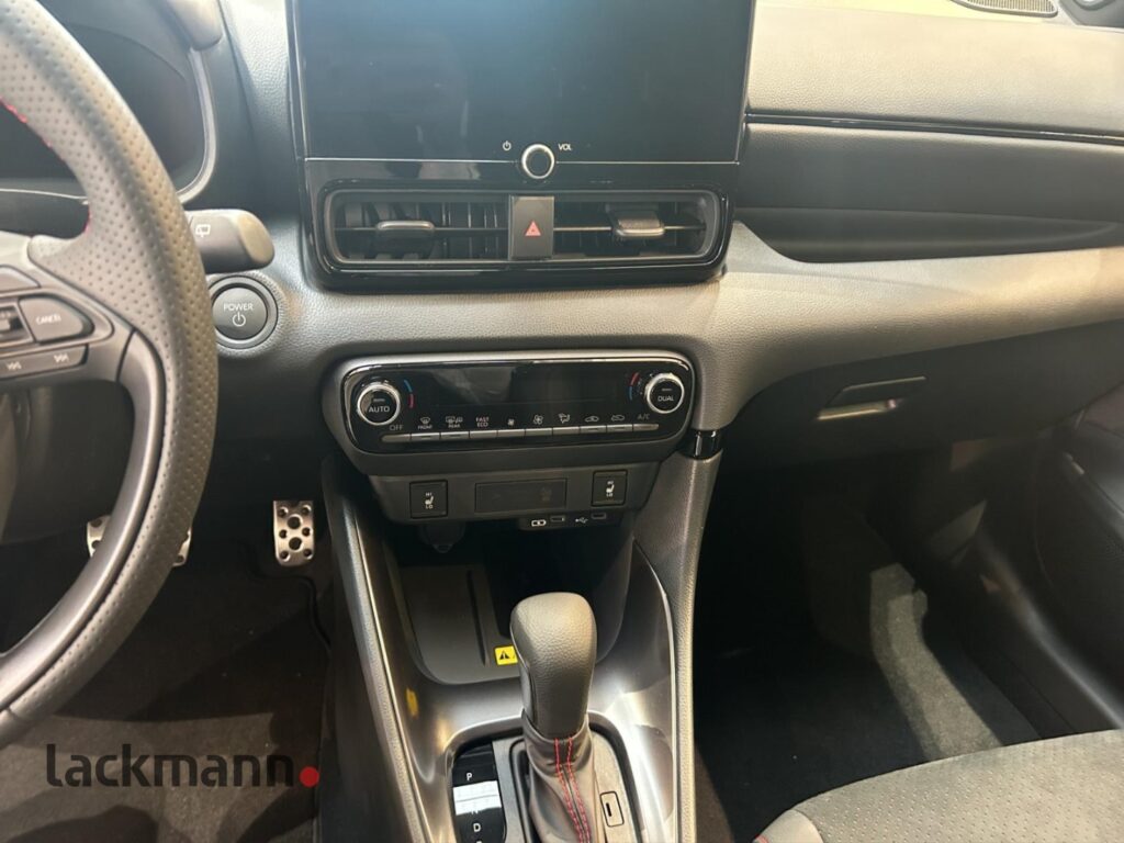 Toyota Yaris Exposé-Bild 12