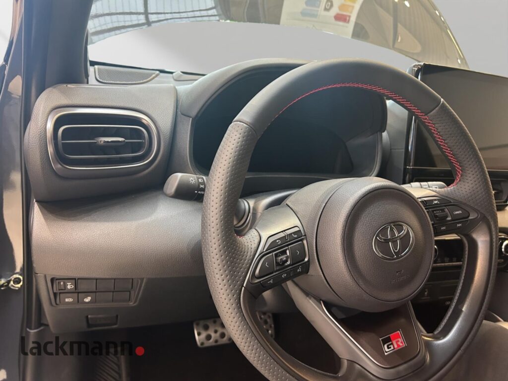 Toyota Yaris Exposé-Bild 13