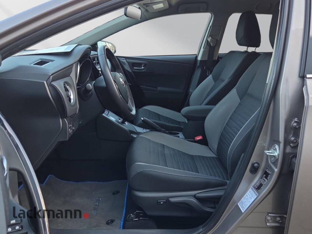Toyota Auris Exposé-Bild 8