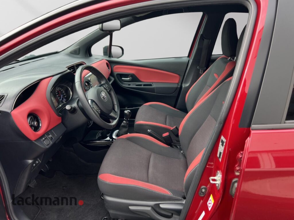 Toyota Yaris Exposé-Bild 8