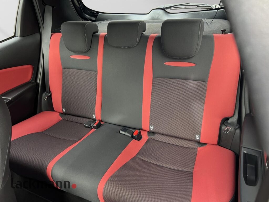 Toyota Yaris Exposé-Bild 9