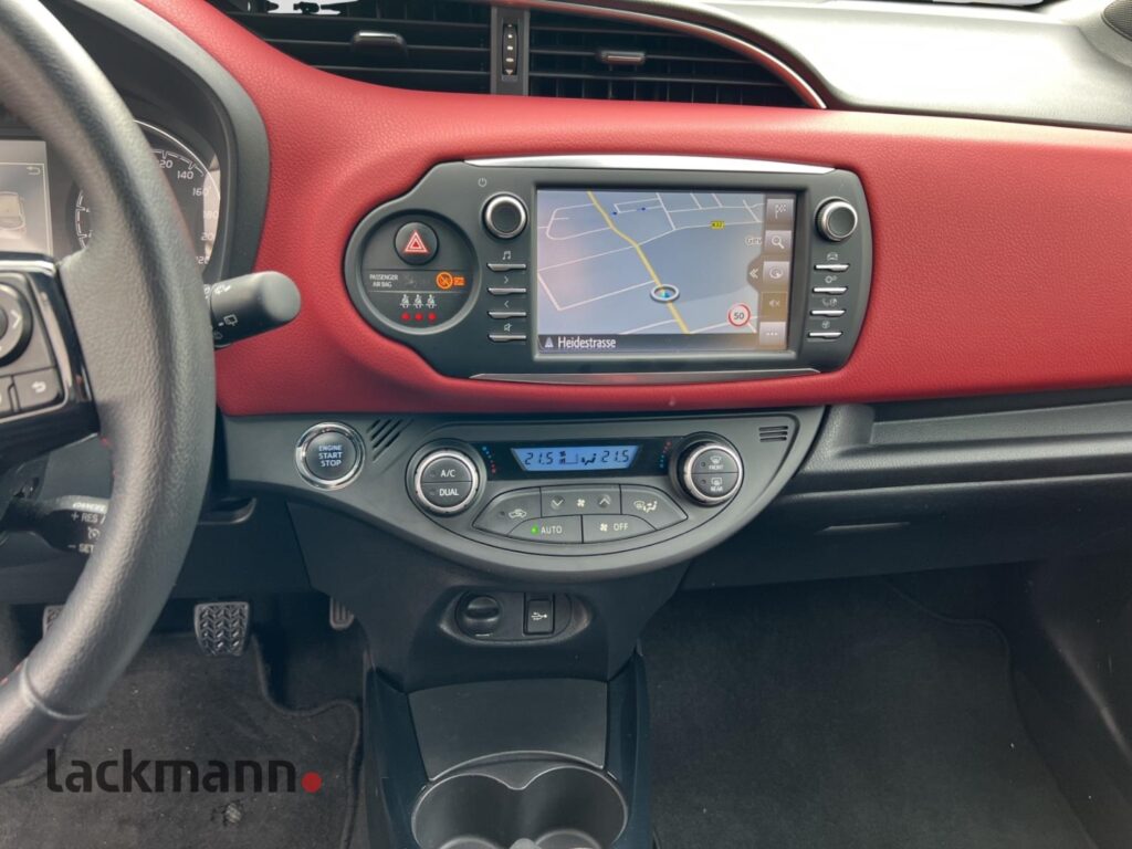 Toyota Yaris Exposé-Bild 11