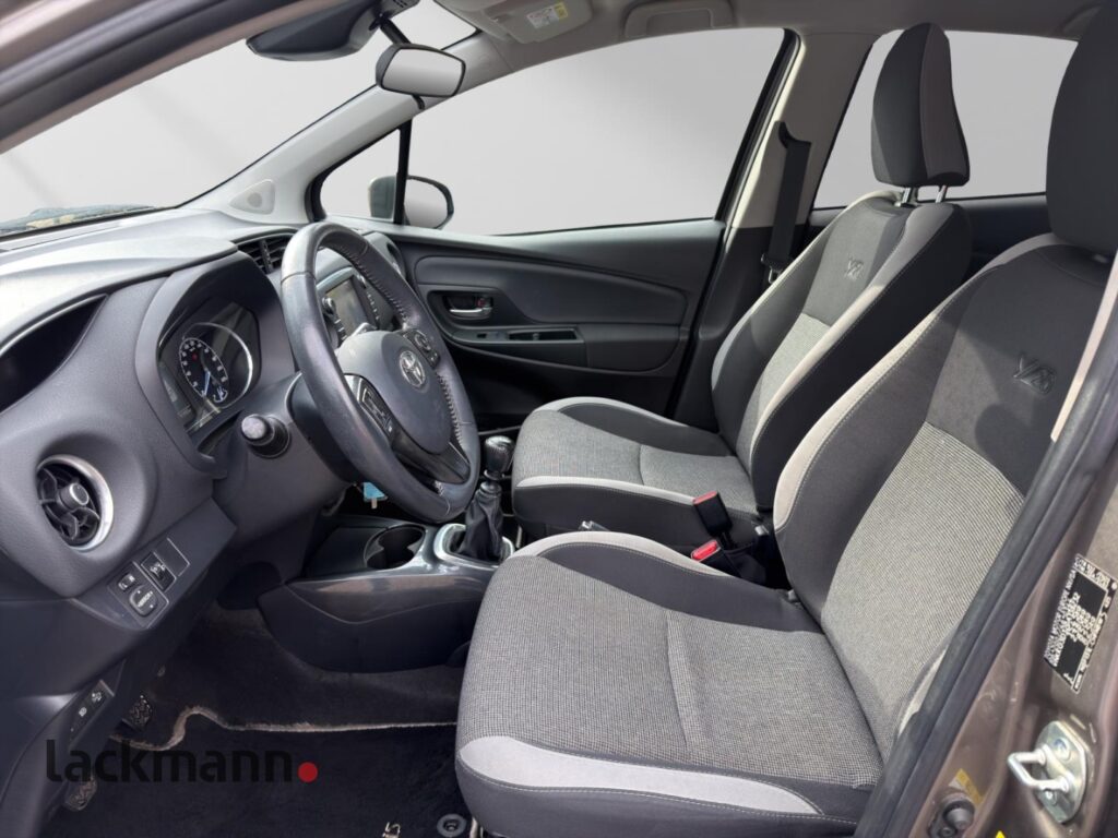 Toyota Yaris Exposé-Bild 8