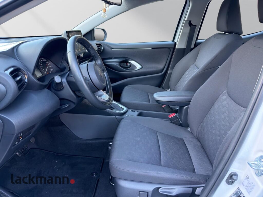 Toyota Yaris Exposé-Bild 8