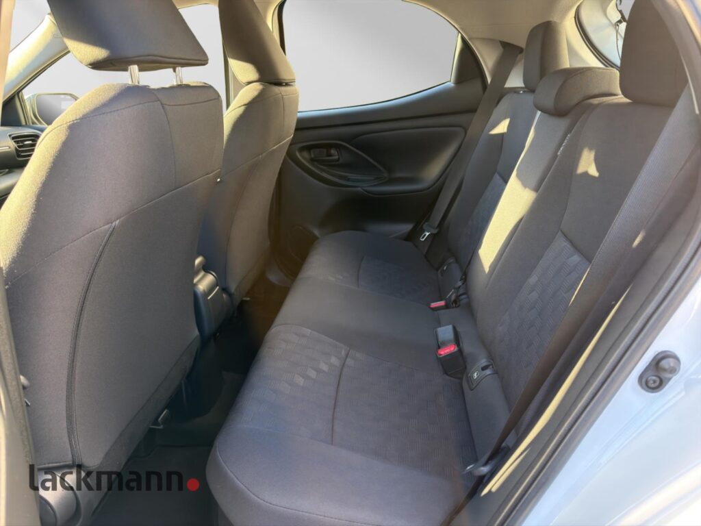 Toyota Yaris Exposé-Bild 9