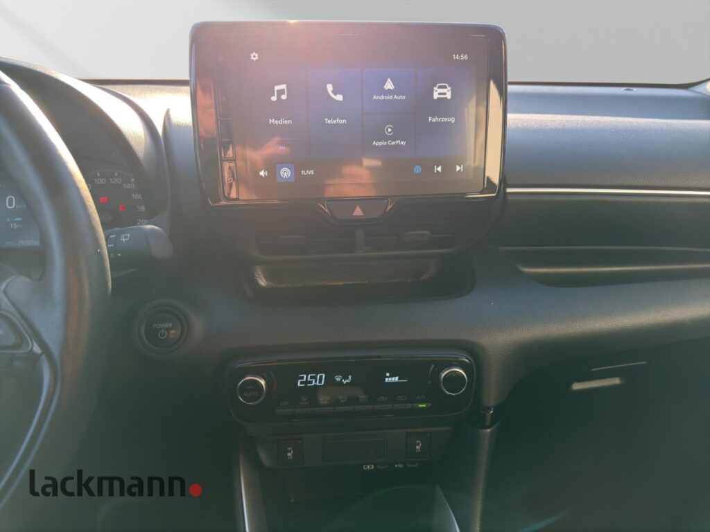 Toyota Yaris Exposé-Bild 12