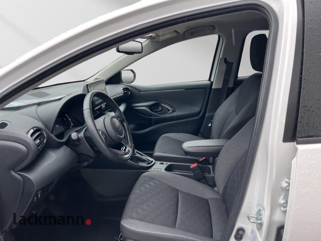 Toyota Yaris Exposé-Bild 8
