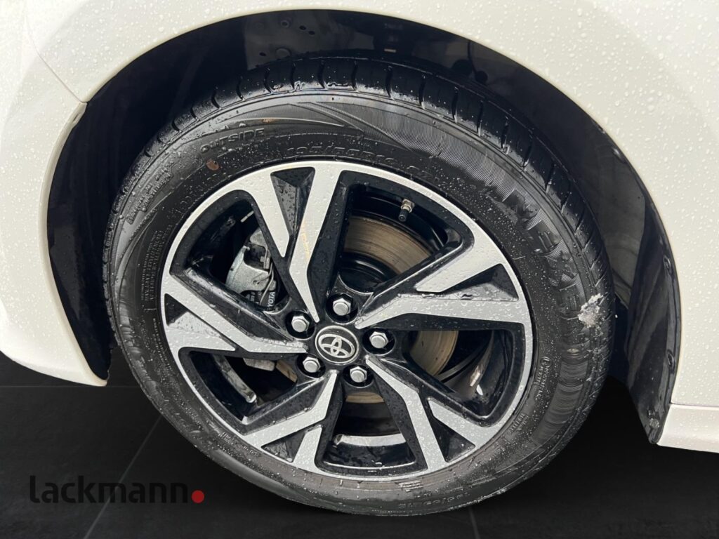 Toyota Yaris Exposé-Bild 11