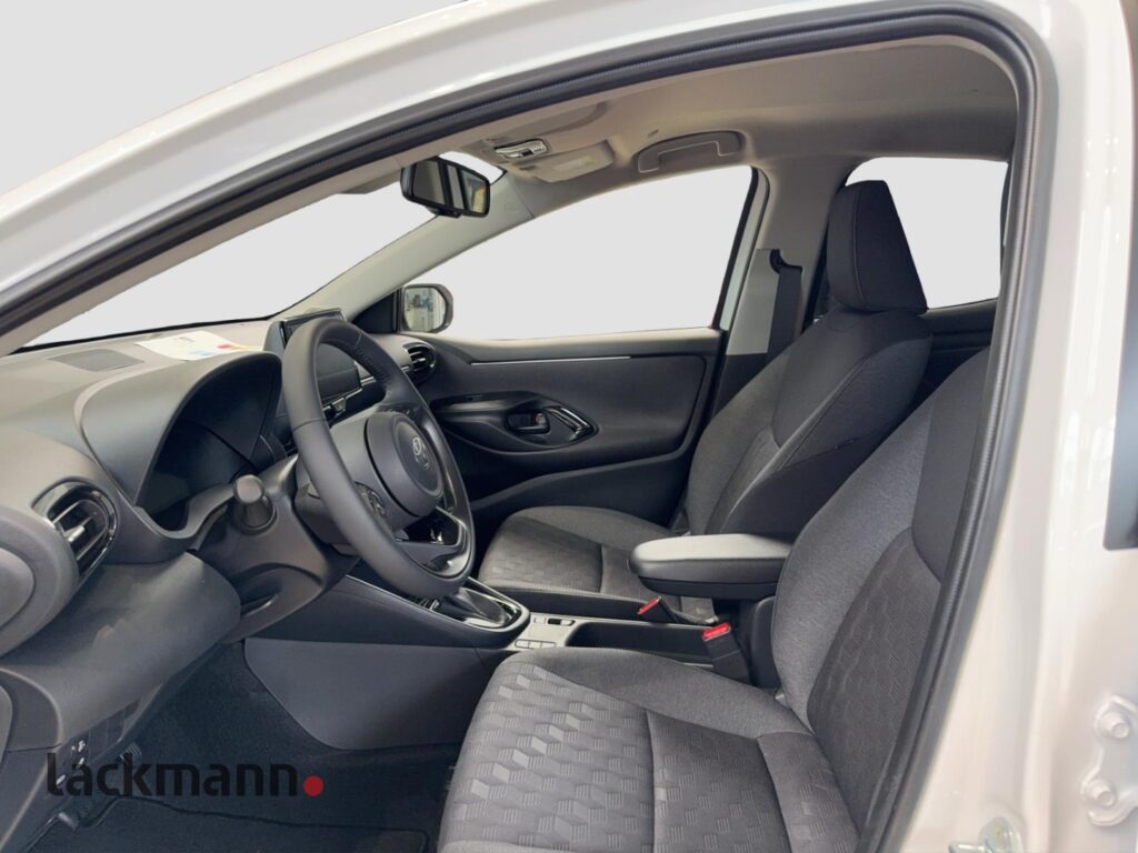 Toyota Yaris Exposé-Bild 8