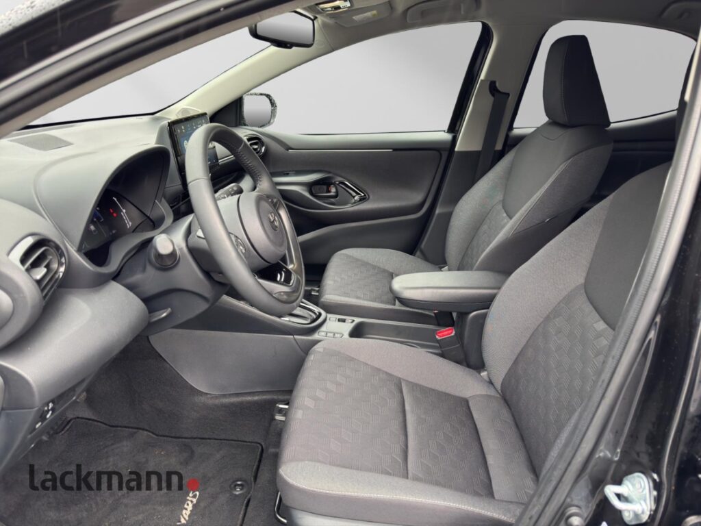Toyota Yaris Exposé-Bild 8