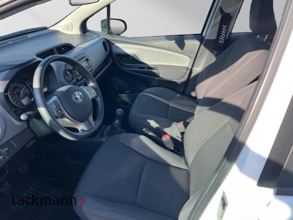 Toyota Yaris Exposé-Bild 8