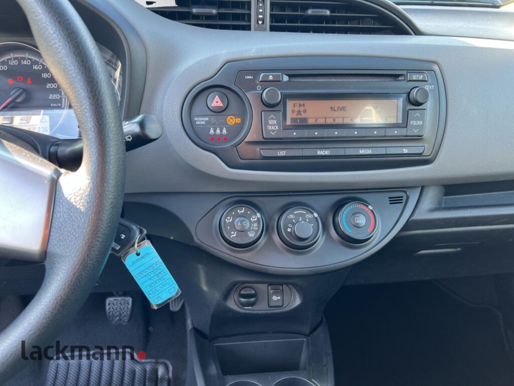 Toyota Yaris Exposé-Bild 12