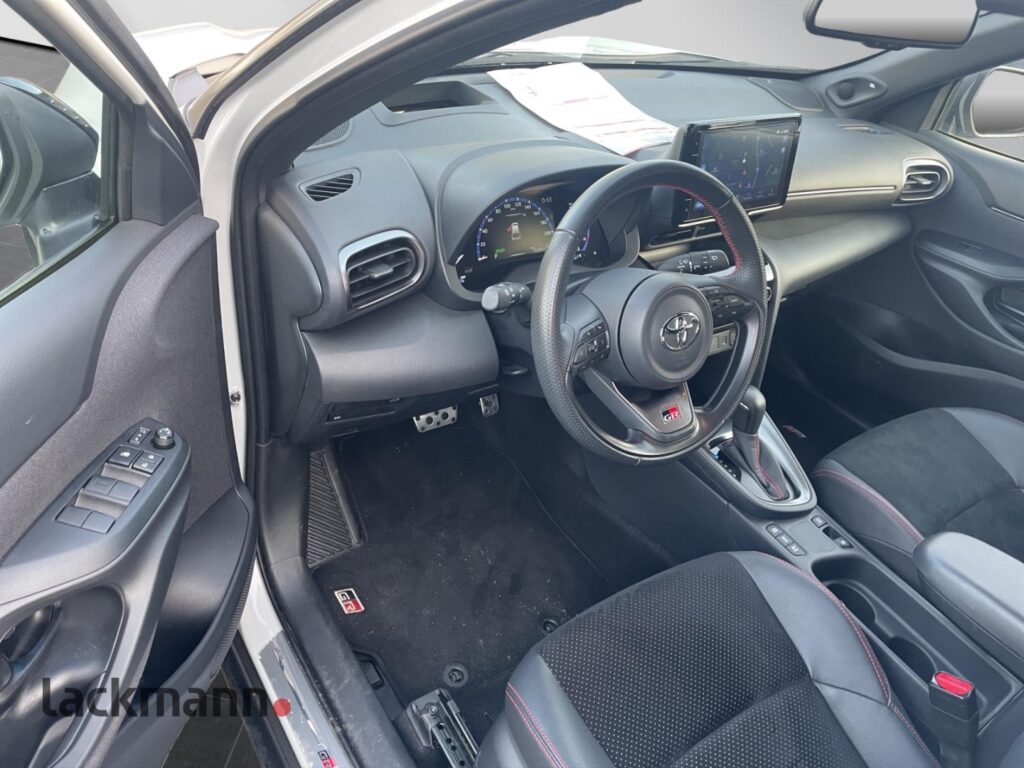 Toyota Yaris Cross Exposé-Bild 12