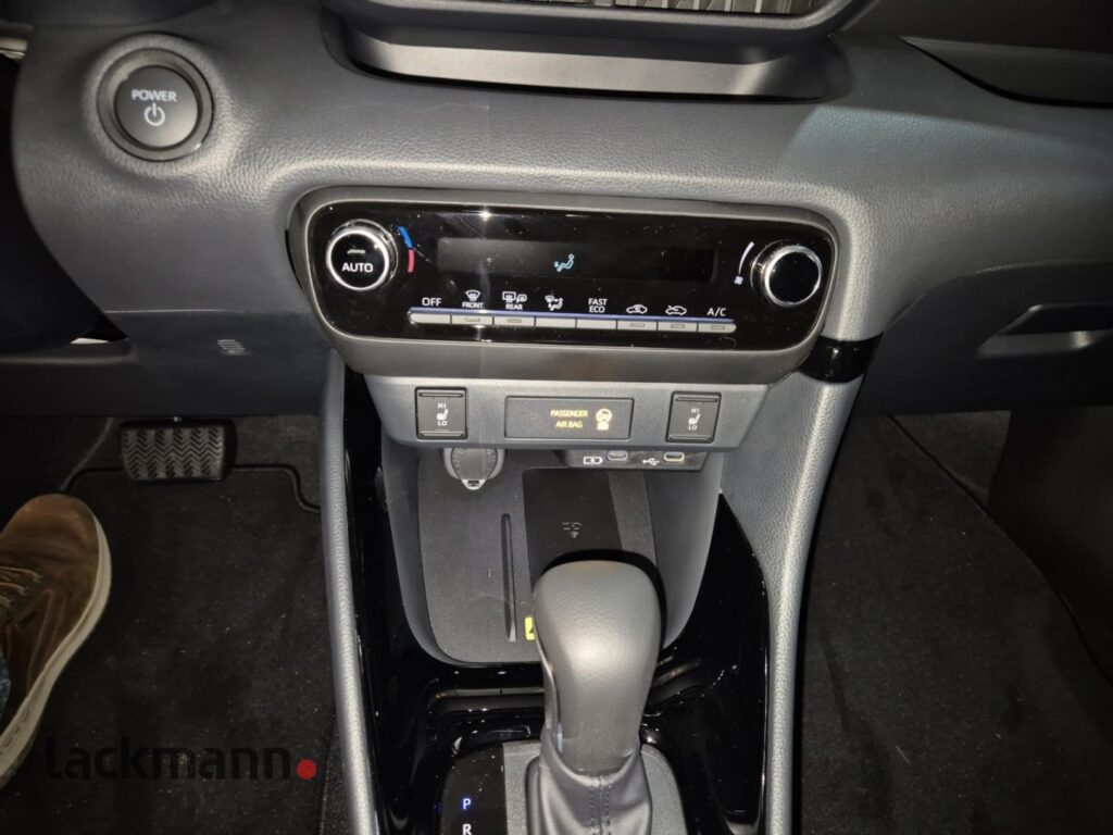 Toyota Yaris Exposé-Bild 9