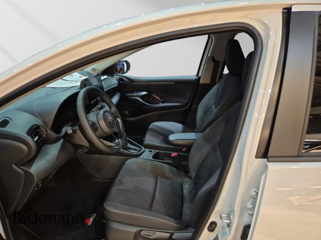 Toyota Yaris Exposé-Bild 11