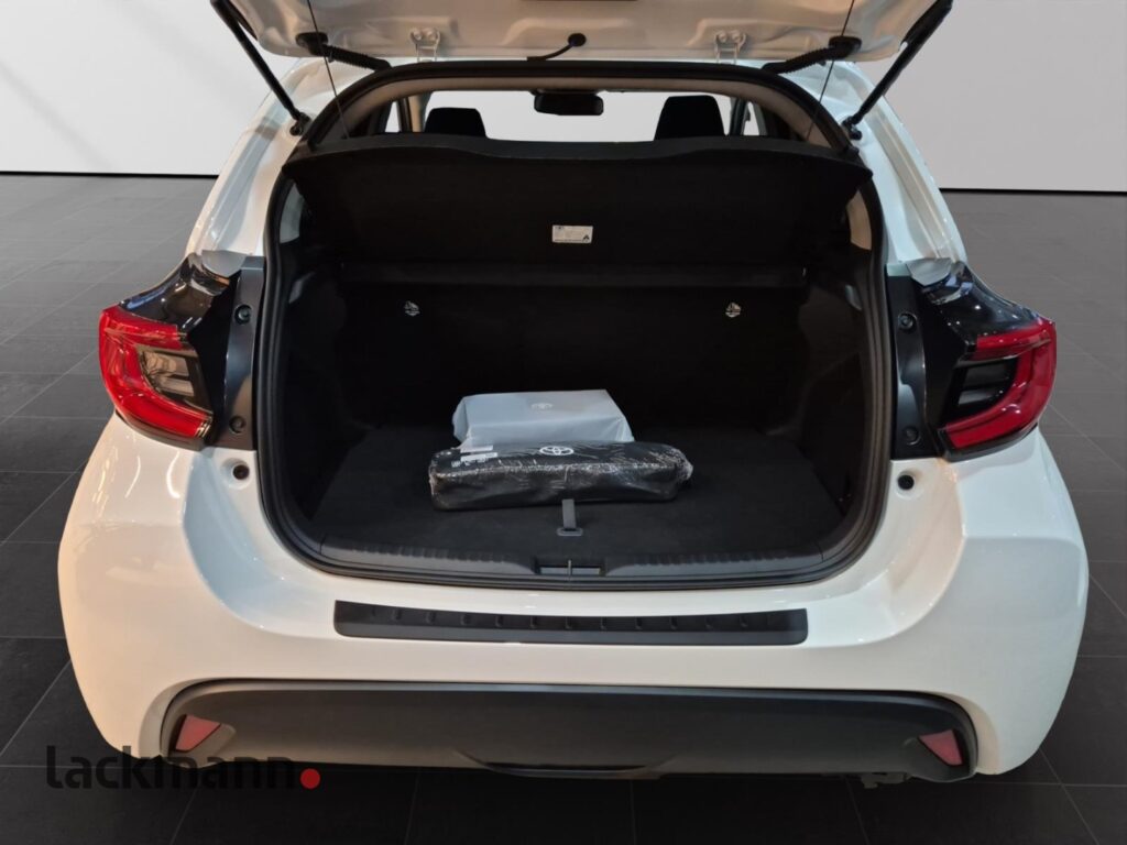 Toyota Yaris Exposé-Bild 15