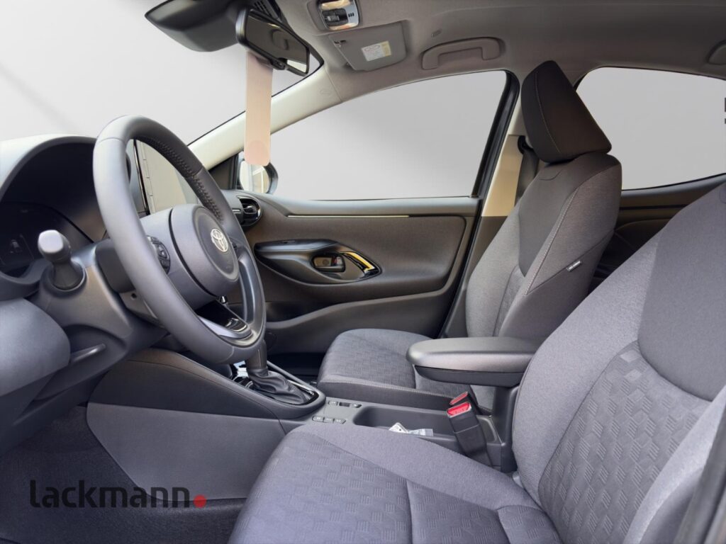 Toyota Yaris Exposé-Bild 8