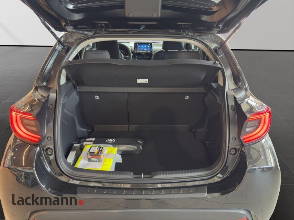 Toyota Yaris Exposé-Bild 8