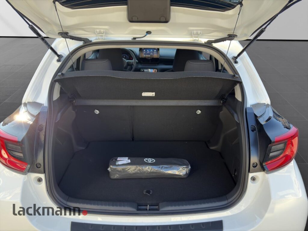 Toyota Yaris Exposé-Bild 8