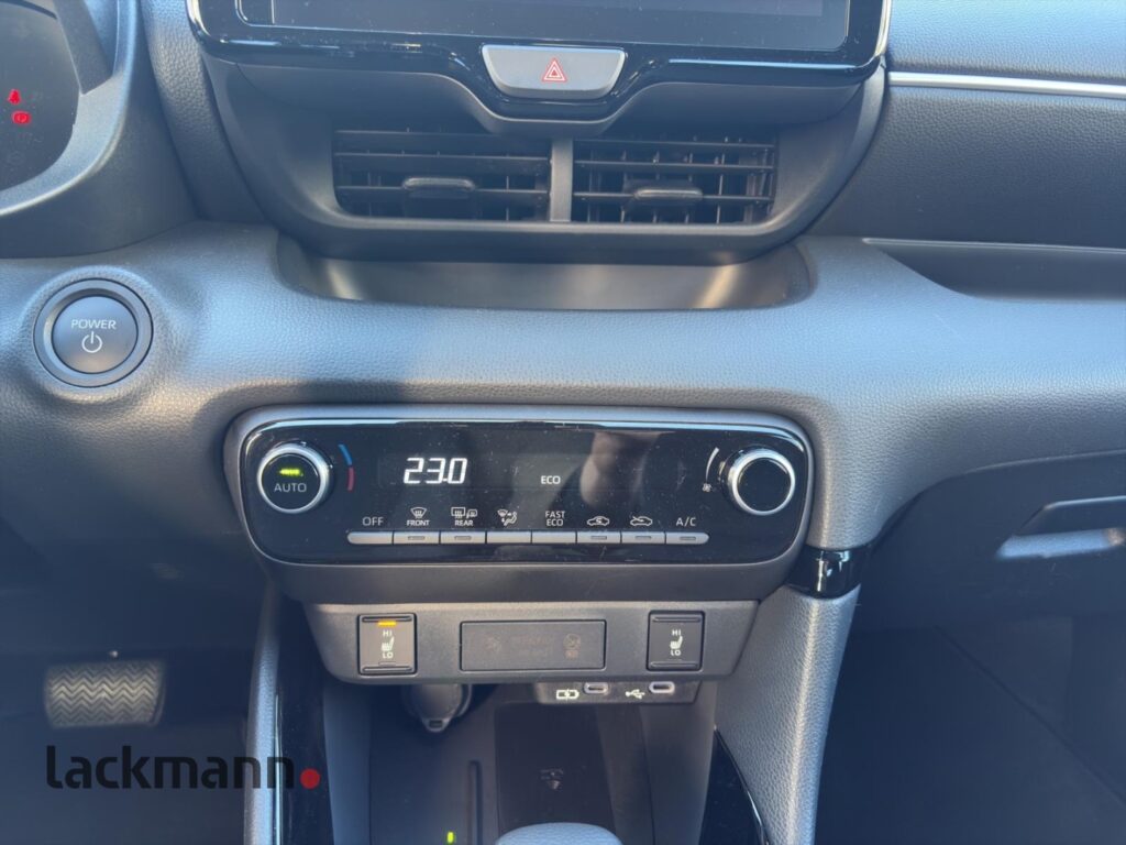 Toyota Yaris Exposé-Bild 13