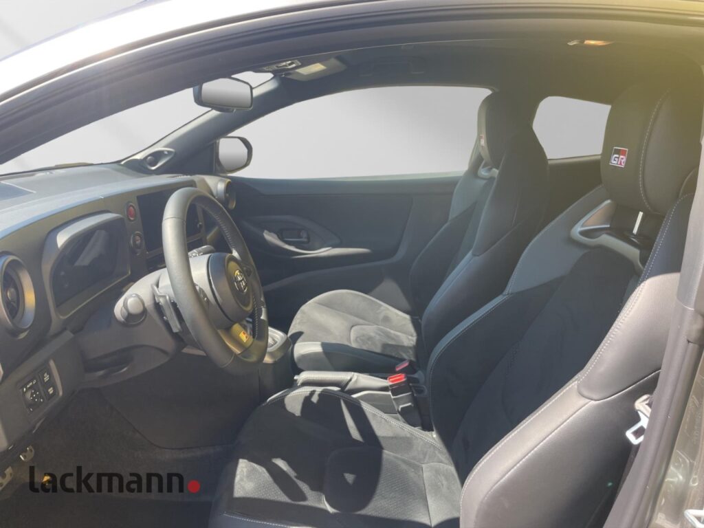 Toyota Yaris Exposé-Bild 8