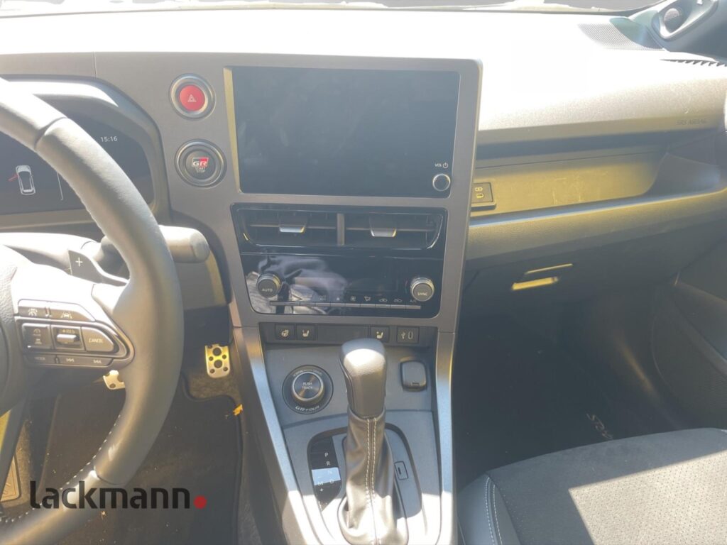 Toyota Yaris Exposé-Bild 12