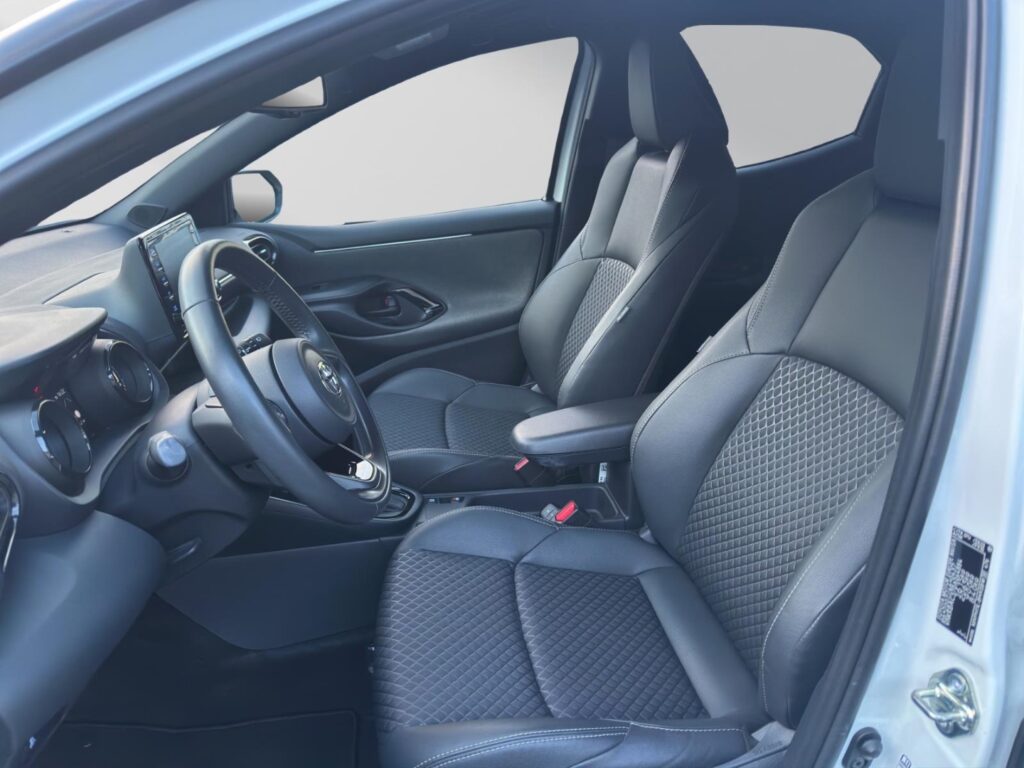 Toyota Yaris Exposé-Bild 8