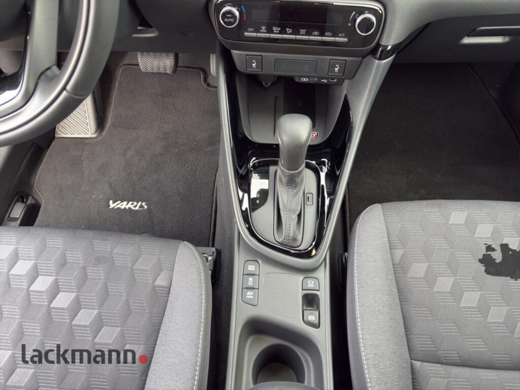 Toyota Yaris Exposé-Bild 12