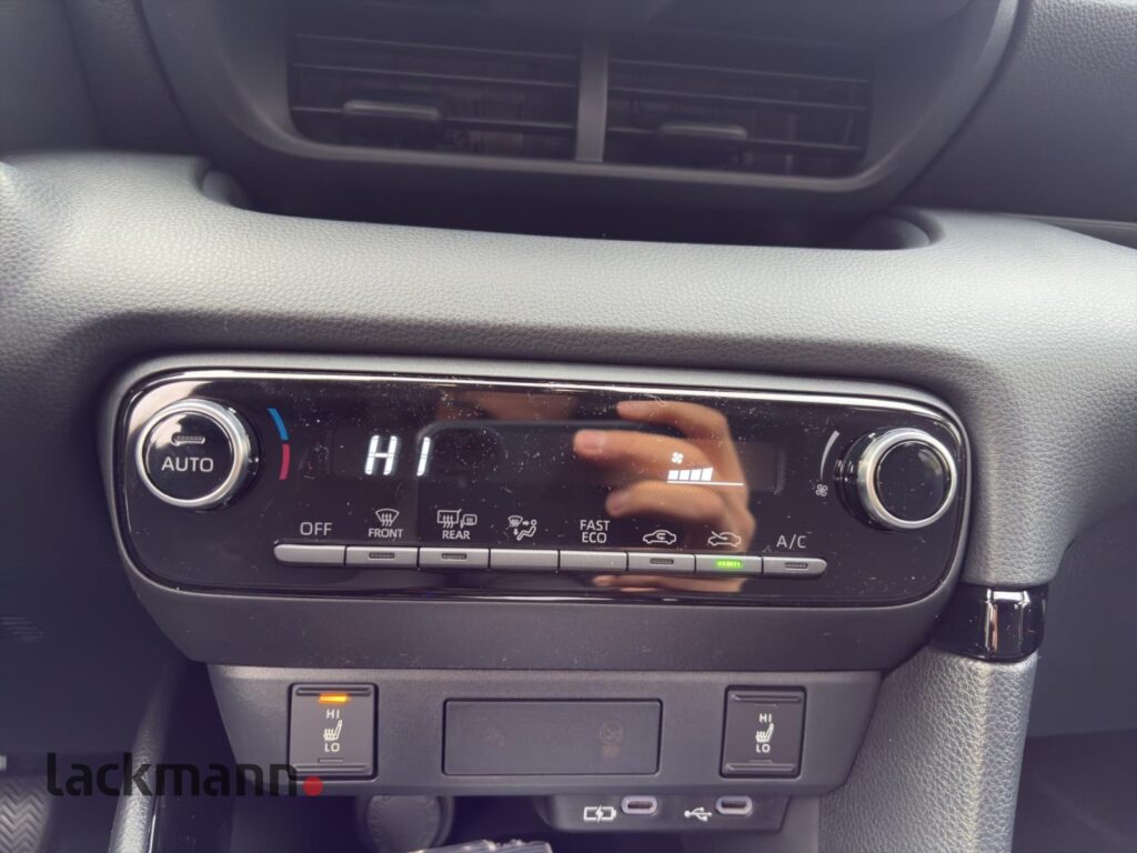 Toyota Yaris Exposé-Bild 12