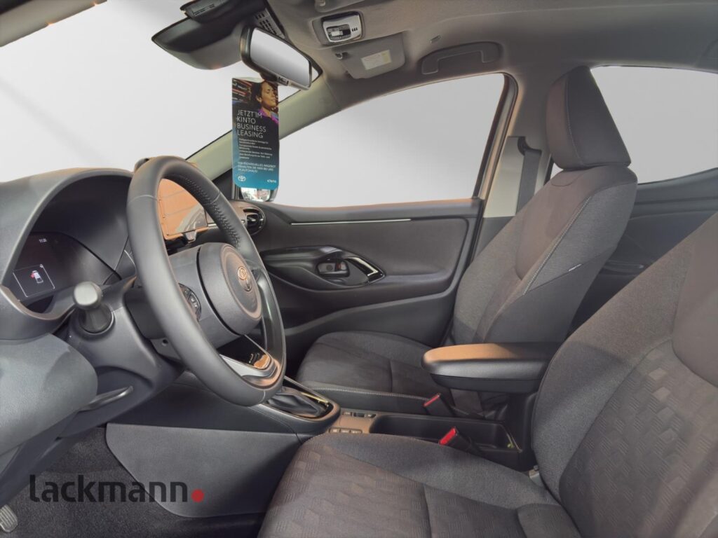 Toyota Yaris Exposé-Bild 8