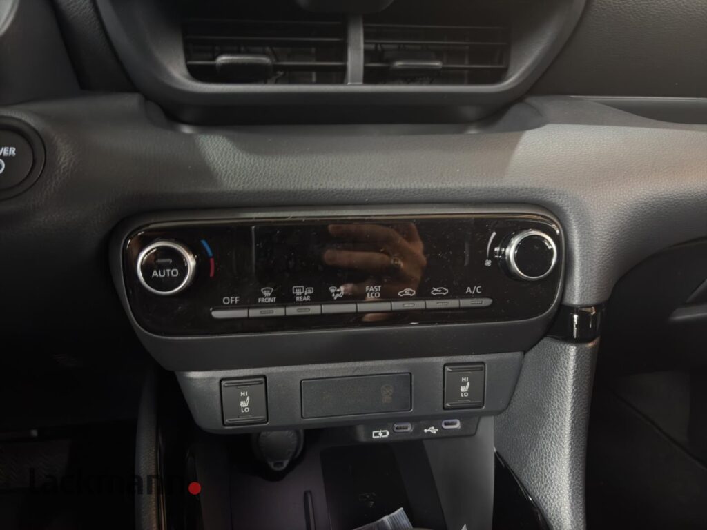 Toyota Yaris Exposé-Bild 12