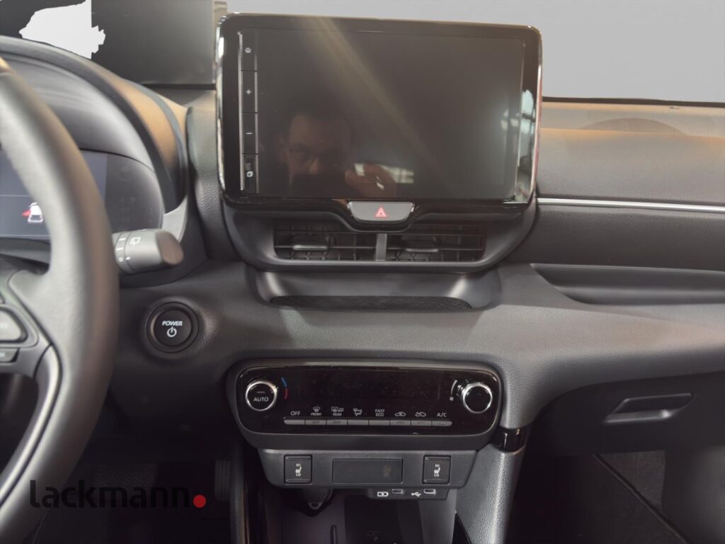 Toyota Yaris Exposé-Bild 13